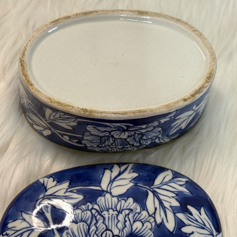 (117)Vintage Blue and White Floral Ceramic Trinket Box - Picture 4 of 7